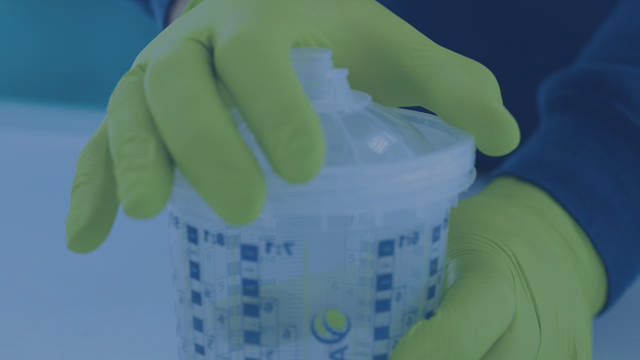 Wie man den Deckel auf den GPS-Liner und Becher befestigt